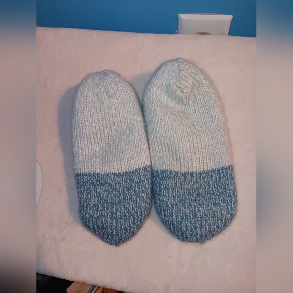 Slipper Socks and Aveeno Foot Mask Pre-owned - Picture 7 of 8